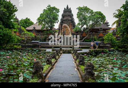 Bali, Indonesien - Apr 21, 2016. Alte hinduistische Tempel mit Lotus Teich in Bali, Indonesien. Stockfoto