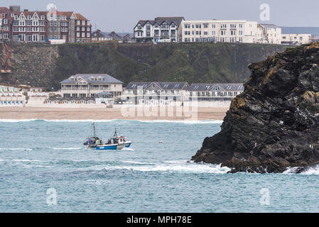 Das fischereifahrzeug Excelsior PW 51 dampfenden Vergangenheit Tolcarne Beach Rückkehr zum Hafen von Newquay in Cornwall. Stockfoto