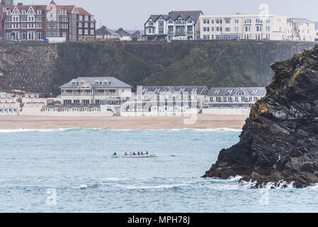 Die Praxis Racing Pilot gig Sophia Sturm vor Tolcarne Beach in Newquay in Cornwall. Stockfoto