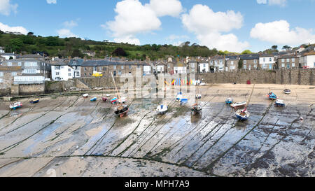 Einen Panoramablick auf Mousehole Dorf in Cornwall. Stockfoto