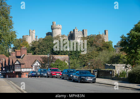 Arundel Stadtburg. Autos, die an einer Straße in der Nähe von Arundel Castle in Arundel, West Sussex, Großbritannien, geparkt sind. Stockfoto