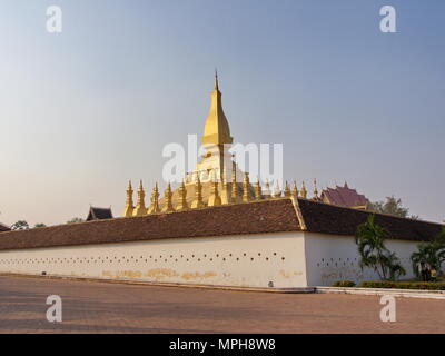 Wat Pha That Luang ist ein Gold - überdachte große buddhistische Stupa in der Mitte der Stadt von Vientiane, Laos. Reisen in 2013, 8. Dezember. Stockfoto