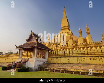 Wat Pha That Luang ist ein Gold - überdachte große buddhistische Stupa in der Mitte der Stadt von Vientiane, Laos. Reisen in 2013, 8. Dezember. Stockfoto