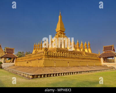 Wat Pha That Luang ist ein Gold - überdachte große buddhistische Stupa in der Mitte der Stadt von Vientiane, Laos. Reisen in 2013, 8. Dezember. Stockfoto