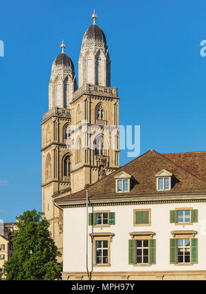 Türme der Kathedrale Grossmünster in Zürich, Schweiz - einem bekannten architektonischen Wahrzeichen der Stadt. Stockfoto