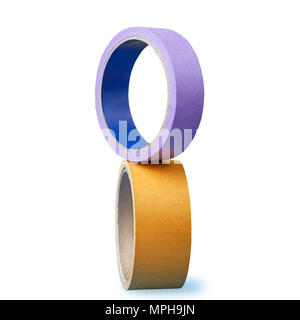Zwei Rollen von farbigem Klebeband ausgeglichen sind auf weißem Hintergrund, mit gespeicherten Pfad. Stockfoto