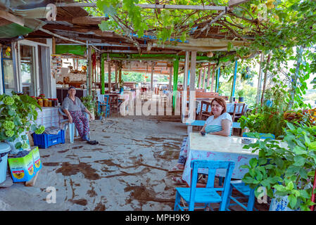 Nicht identifizierte Frau kocht traditionelle türkische Essen Gözleme (Backwaren, Pfannkuchen) am Herd bei Sirince Village, einem beliebten Reiseziel in Selcuk, Izmir, Türkei. Stockfoto