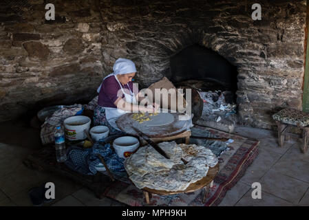 Nicht identifizierte Frau kocht traditionelle türkische Essen Gözleme (Backwaren, Pfannkuchen) am Herd bei Sirince Village, einem beliebten Reiseziel in Selcuk, Izmir, Türkei. Stockfoto