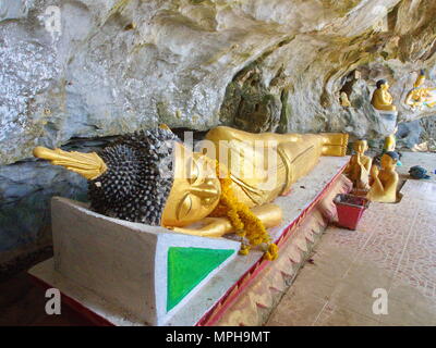 Schlafende Buddha Skulptur in der Höhle, Reisen in Vang Viang, Laos. 5. Dezember, 2013. Stockfoto