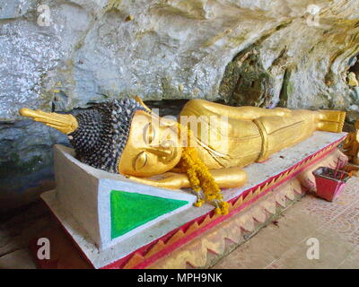 Schlafende Buddha Skulptur in der Höhle, Reisen in Vang Viang, Laos. 5. Dezember, 2013. Stockfoto