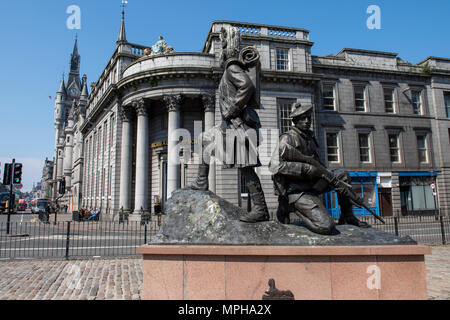 Vereinigtes Königreich, Schottland, Aberdeen, historische Altstadt von Aberdeen. Denkmal für die Gordon Highlanders, Infanterie Regiment der Britischen Armee vor dem O Stockfoto