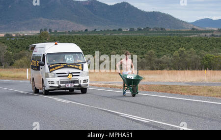 Männliche Teilnehmer in der Großen Schubkarrenrennen von chillagoe zu Mareeba, eine Spendenaktion in Far North Queensland, FNQ, QLD, Australien Stockfoto