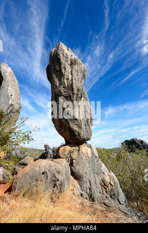 Balancing Rock, einer spektakulären Felsformation aus Kalkstein in Chillagoe-Mungana Caves National Park, Far North Queensland, FNQ, QLD, Australien Stockfoto