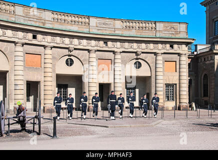 STOCKHOLM, Schweden - 14 April 2010: Wachablösung im Royal Palace. Die Royal Guards hat im Königlichen Palast seit 1523 stationiert Stockfoto