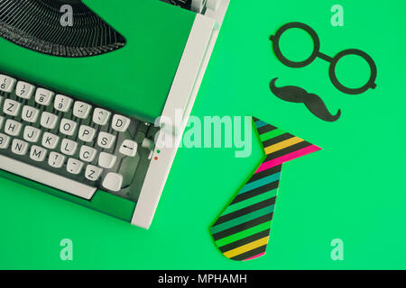 Flach vintage green Schreibmaschine und Papier stützen in Form von Retro hipster Mann auf Pastell-hintergrund minimal kreatives Konzept. Stockfoto