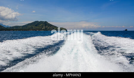 Riesige Wellen am blauen Meer im Sommer Tag in Bali, Indonesien. Stockfoto