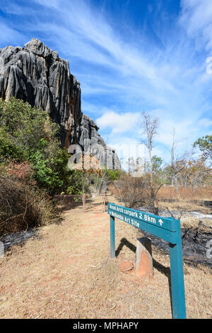 Zugriff auf Wullumba Kunst der Aborigines in der Nähe von einem spektakulären Turm Karst Kalkstein Felsen in Chillagoe-Mungana Caves National Park, Far North Queensland Stockfoto