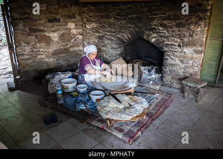 Nicht identifizierte Frau kocht traditionelle türkische Essen Gözleme (Backwaren, Pfannkuchen) am Herd bei Sirince Village, einem beliebten Reiseziel in Selcuk, Izmir, Türkei. Stockfoto