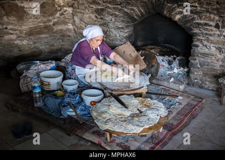 Nicht identifizierte Frau kocht traditionelle türkische Essen Gözleme (Backwaren, Pfannkuchen) am Herd bei Sirince Village, einem beliebten Reiseziel in Selcuk, Izmir, Türkei. Stockfoto