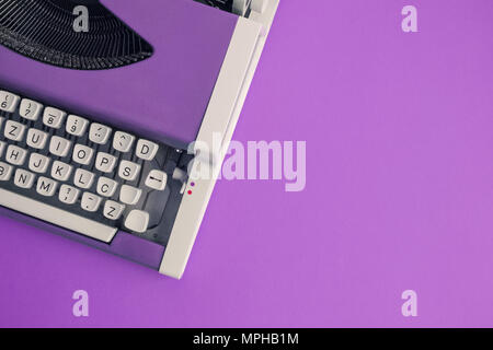 Blick von oben auf die Purple vintage Schreibmaschine auf dem Tisch. Platz für Kopieren. Stockfoto