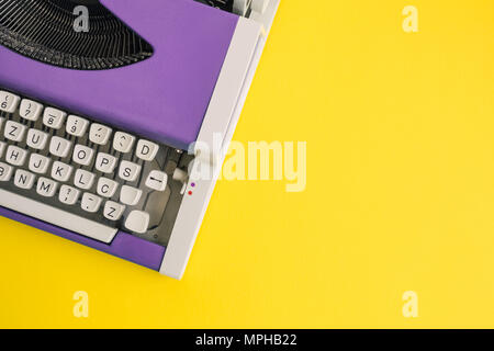 Blick von oben auf die Purple vintage Schreibmaschine auf gelben Hintergrund. Platz für Kopieren. Stockfoto