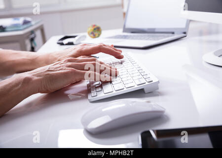 Nahaufnahme der Kaufmann Hand Eingabe über Tastatur Stockfoto