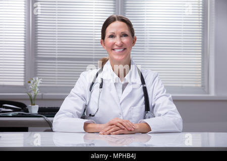 Porträt eines lächelnden Ärztin in der Klinik Stockfoto