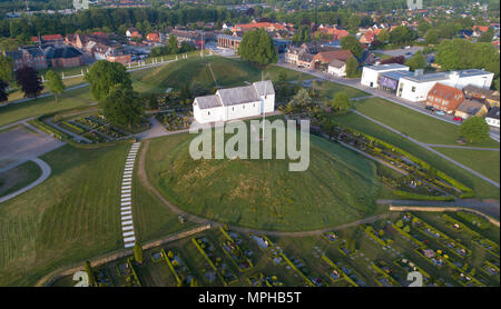 Unesco-Weltkulturerbe in Jelling in Dänemark mit den Grabhügeln, wo der erste König und Königin von Dänemark im 10. Jahrhundert begraben wurde. Stockfoto