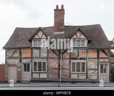 Attraktive paar Holz gerahmt Cottages in Warwick, Großbritannien Stockfoto