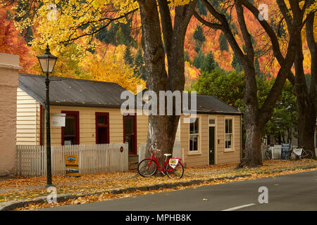 Herbst Farbe und historischen Cottages, Arrowtown, in der Nähe von Queenstown, Otago, Südinsel, Neuseeland Stockfoto