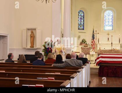 Armee Master Sgt. Joseph Durakovich, 30, von Gary, Indiana, entfielen auf Nov. 1, 2016, 10 April, 2017 begraben wurde, in Arlington National Cemetery in der Nähe von Washington, D.C. Ende November 1950, Durakovich war Mitglied der Firma G, 5th Cavalry Regiment, 1.Kavallerie Division, zur Gründung einer defensiven Position in Pongmyong-ni östlich von Kuni-ri, Nordkorea, wenn Sie von der Chinese People's ehrenamtliche Kräfte (CPVF) angegriffen wurden. Die Amerikaner waren immer wieder angegriffen, als sie zog sich entlang der Route zu Samso - ri, und trafen sie auf eine strassensperre sie nicht durchbrechen konnte. Folgenden th Stockfoto