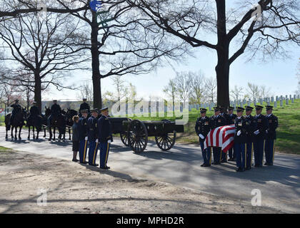 Armee Master Sgt. Joseph Durakovich, 30, von Gary, Indiana, entfielen auf Nov. 1, 2016, 10 April, 2017 begraben wurde, in Arlington National Cemetery in der Nähe von Washington, D.C. Ende November 1950, Durakovich war Mitglied der Firma G, 5th Cavalry Regiment, 1.Kavallerie Division, zur Gründung einer defensiven Position in Pongmyong-ni östlich von Kuni-ri, Nordkorea, wenn Sie von der Chinese People's ehrenamtliche Kräfte (CPVF) angegriffen wurden. Die Amerikaner waren immer wieder angegriffen, als sie zog sich entlang der Route zu Samso - ri, und trafen sie auf eine strassensperre sie nicht durchbrechen konnte. Folgenden th Stockfoto