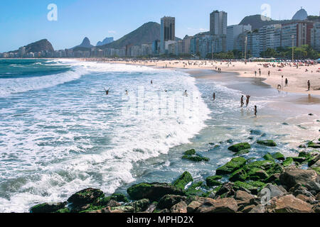 Strand von Copacabana, Rio de Janeiro, Brasilien ist einer der berühmtesten Strände der Welt. Stockfoto