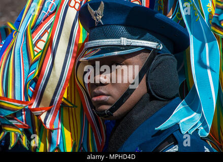 Airman 1st Class Jamar Jackson, US Air Force Ehrengarde Mitglied, hält die US Air Force Flagge mit luftschlangen vor der jährlichen Chicago St. Patrick's Day Parade, 11. März 2017. Während ihrer Reise nach Chicago, die Ehrengarde marschierten auch in der Südseite irischen St. Patrick's Day Parade der Luftwaffe und seine Flieger der amerikanischen Öffentlichkeit zu vertreten und die Welt durch ihre Disziplin, Liebe zum Detail und Service für das Land. (U.S. Air Force Foto von älteren Flieger Jordyn Fessel) Stockfoto