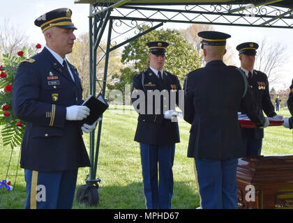 Armee Master Sgt. Joseph Durakovich, 30, von Gary, Indiana, entfielen auf Nov. 1, 2016, 10 April, 2017 begraben wurde, in Arlington National Cemetery in der Nähe von Washington, D.C. Ende November 1950, Durakovich war Mitglied der Firma G, 5th Cavalry Regiment, 1.Kavallerie Division, zur Gründung einer defensiven Position in Pongmyong-ni östlich von Kuni-ri, Nordkorea, wenn Sie von der Chinese People's ehrenamtliche Kräfte (CPVF) angegriffen wurden. Die Amerikaner waren immer wieder angegriffen, als sie zog sich entlang der Route zu Samso - ri, und trafen sie auf eine strassensperre sie nicht durchbrechen konnte. Folgenden th Stockfoto