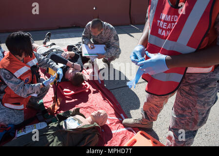 First Responder ab dem 60 Air Mobility Wing bei Travis Air Force Base, Calif., ihre Fähigkeiten während eines schweren Unfalls Antwort Übung geschliffen, 9. März 2017. Die Ausbildung simuliert einen Flugzeugabsturz, die verletzt, die Kerben der Leute auf dem Boden, und zwei Piloten. Verteidiger, Feuerwehrleute und medizinisches Personal zur Verfügung lebensrettende Versorgung zu simulierten Opfer, beim Organisieren und Priorisierung ihrer Evakuierung zu stützen und lokalen Krankenhäusern. First Responder aus lokalen Gemeinschaften nahm auch an der Übung, die die Fähigkeit der Base zu großen Katastrophen zu reagieren, verbessert. (U.S. Air Force Stockfoto