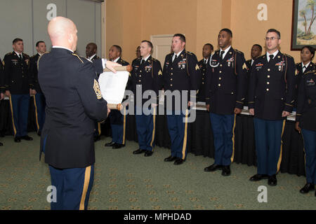 Command Sgt. Maj. Michael Müller, 4.BATAILLON, 3 Aviation Regiment Soldaten senior Advisor, führt Soldaten bei der Bereitstellung von "Die Ladung des Noncommissioned Officer' während einer NCO Induktion Zeremonie an der Hunter Club auf Hunter Army Airfield März 10, 2017. Die Zeremonie war der erste Schritt in der Bestätigung der 20 Unteroffiziere als Führer innerhalb der Brawler Bataillon. (US Army Foto von Sgt. Kellen Stuart, 3 CAB Public Affairs) Stockfoto