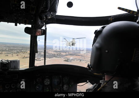 Piloten aus dem 11 Expeditionary Combat Aviation Brigade (ECAB) flog drei CH-47 Chinook Hubschrauber, speziell mit Bambi Bucket Ausrüstung ausgestattet, die in der Entlastung Bemühungen derer, die von den Waldbränden betroffen waren zu unterstützen, März 9. Die 11 ECAB ist eine untergeordnete Einheit unter der Armee finden Aviation Befehl (ARAC). Mission der Armee finden Aviation Befehl ist Befehl Mission für alle zugeordneten Einheiten um geschult und Expeditionary Combat Aviation Brigade und Theater feste Flügel Bataillone auf einen festgelegten Bereich von Operationen, die zur Unterstützung der Kämpfer Befehl bereitstellen Stockfoto