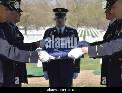 Armee Master Sgt. Joseph Durakovich, 30, von Gary, Indiana, entfielen auf Nov. 1, 2016, 10 April, 2017 begraben wurde, in Arlington National Cemetery in der Nähe von Washington, D.C. Ende November 1950, Durakovich war Mitglied der Firma G, 5th Cavalry Regiment, 1.Kavallerie Division, zur Gründung einer defensiven Position in Pongmyong-ni östlich von Kuni-ri, Nordkorea, wenn Sie von der Chinese People's ehrenamtliche Kräfte (CPVF) angegriffen wurden. Die Amerikaner waren immer wieder angegriffen, als sie zog sich entlang der Route zu Samso - ri, und trafen sie auf eine strassensperre sie nicht durchbrechen konnte. Folgenden th Stockfoto