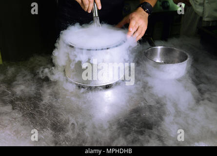 Die Eis mit flüssigem Stickstoff, professionelles Kochen Stockfoto