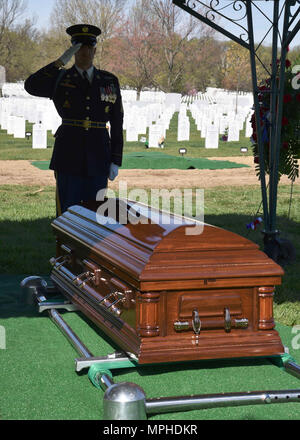 Armee Master Sgt. Joseph Durakovich, 30, von Gary, Indiana, entfielen auf Nov. 1, 2016, 10 April, 2017 begraben wurde, in Arlington National Cemetery in der Nähe von Washington, D.C. Ende November 1950, Durakovich war Mitglied der Firma G, 5th Cavalry Regiment, 1.Kavallerie Division, zur Gründung einer defensiven Position in Pongmyong-ni östlich von Kuni-ri, Nordkorea, wenn Sie von der Chinese People's ehrenamtliche Kräfte (CPVF) angegriffen wurden. Die Amerikaner waren immer wieder angegriffen, als sie zog sich entlang der Route zu Samso - ri, und trafen sie auf eine strassensperre sie nicht durchbrechen konnte. Folgenden th Stockfoto