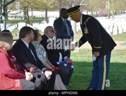 Armee Master Sgt. Joseph Durakovich, 30, von Gary, Indiana, entfielen auf Nov. 1, 2016, 10 April, 2017 begraben wurde, in Arlington National Cemetery in der Nähe von Washington, D.C. Ende November 1950, Durakovich war Mitglied der Firma G, 5th Cavalry Regiment, 1.Kavallerie Division, zur Gründung einer defensiven Position in Pongmyong-ni östlich von Kuni-ri, Nordkorea, wenn Sie von der Chinese People's ehrenamtliche Kräfte (CPVF) angegriffen wurden. Die Amerikaner waren immer wieder angegriffen, als sie zog sich entlang der Route zu Samso - ri, und trafen sie auf eine strassensperre sie nicht durchbrechen konnte. Folgenden th Stockfoto