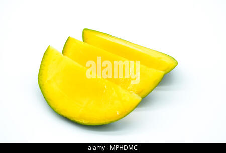 Mango Slices, abgehackte Mangofrucht auf weißem Hintergrund Stockfoto