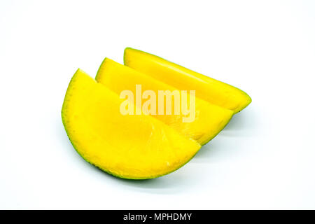 Mango Slices, abgehackte Mangofrucht auf weißem Hintergrund Stockfoto