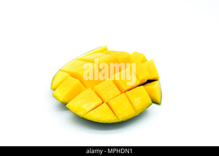 Mango Slices, abgehackte Mangofrucht auf weißem Hintergrund Stockfoto