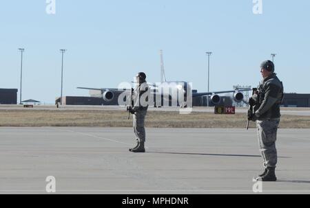 Mitglieder, die dem zugeordnet 22 Sicherheitskräfte Squadron stand Guard während einer Übung März 1, 2017, McConnell Air Force Base, Kan. Sicherheitskräfte Flieger sind mit Sicherheit für Personal und andere Air Force Vermögenswerte betraut. (U.S. Air Force Foto/Senior Airman Tara Fadenrecht) Stockfoto