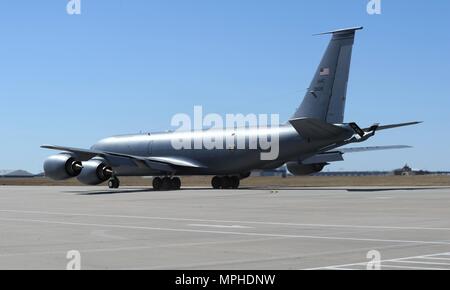 Einer KC-135 Stratotanker, Taxis Die flightline März 2, 2017, McConnell Air Force Base, Kan. Die KC-135 bietet die Luftbetankung Fähigkeit für die US Air Force. (U.S. Air Force Foto/Senior Airman Tara Fadenrecht) Stockfoto