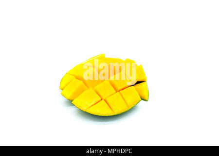 Mango Slices, abgehackte Mangofrucht auf weißem Hintergrund Stockfoto
