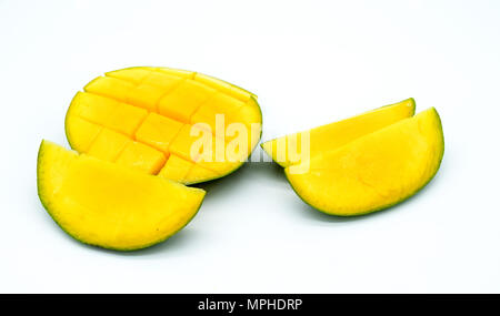 Mango Slices, abgehackte Mangofrucht auf weißem Hintergrund Stockfoto
