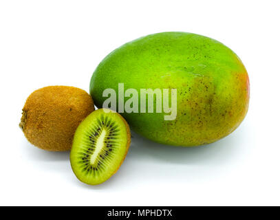 Mango und Kiwi Slices auf weißem Hintergrund Stockfoto